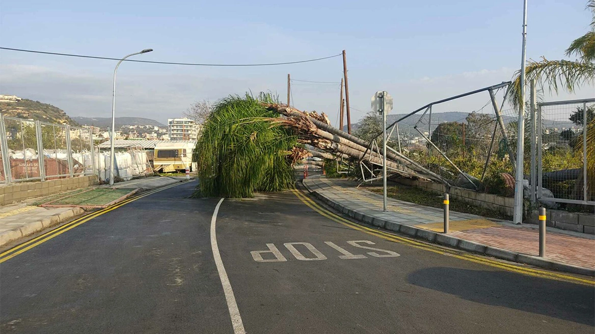 Σοβαρές ζημιές από ανεμοστρόβιλους στη Λεμεσό – Ακρωτηριάστηκε στα δάκτυλα ένας άνδρας