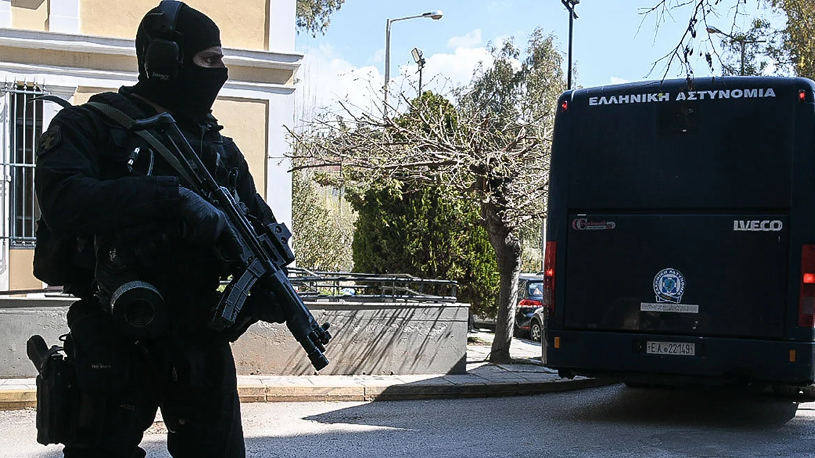 Εννέα ποινικοί, αναρχικοί και κρατούμενοι στο μικροσκόπιο της Αντιτρομοκρατικής για τρεις επιθέσεις