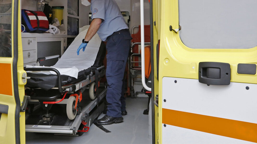 Λιποθυμία αγρότη στο Σύνταγμα - Τον παρέλαβε ασθενοφόρο του ΕΚΑΒ