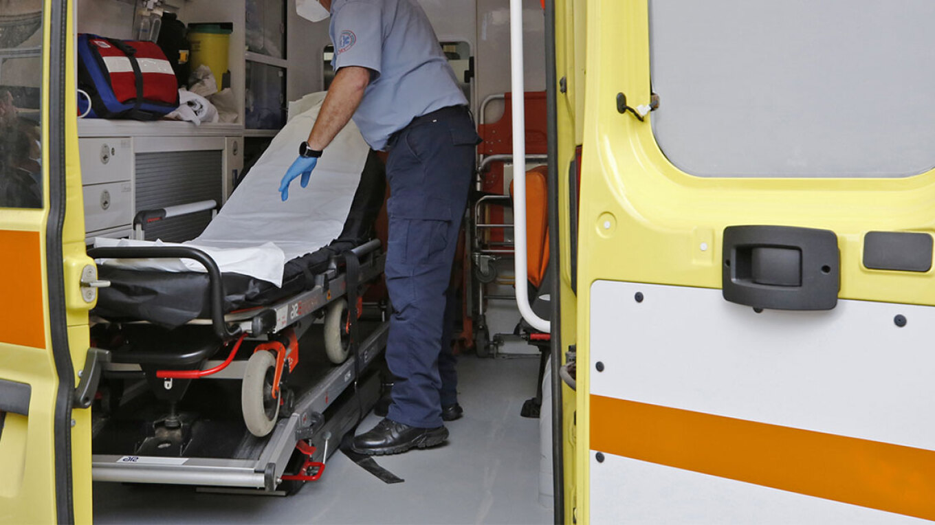 Λιποθυμία αγρότη στο Σύνταγμα - Τον παρέλαβε ασθενοφόρο του ΕΚΑΒ