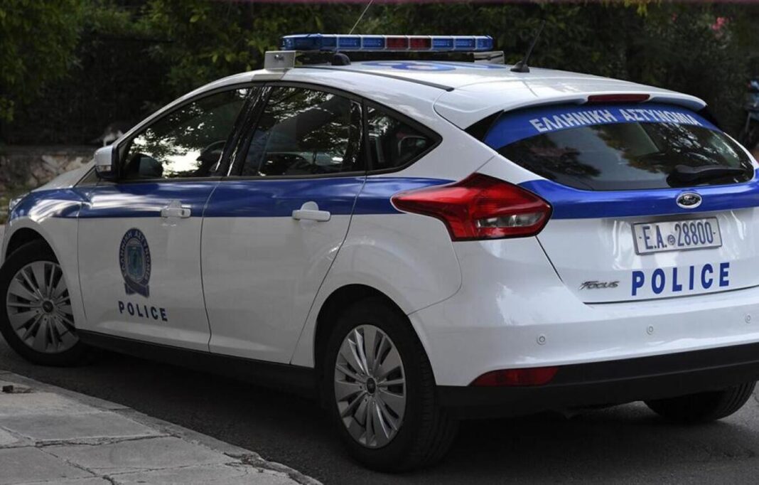 Παράνομο όπλο και κρότου λάμψης έκρυβε ο αστυνομικός που είχε ταμπουρωθεί σπίτι του