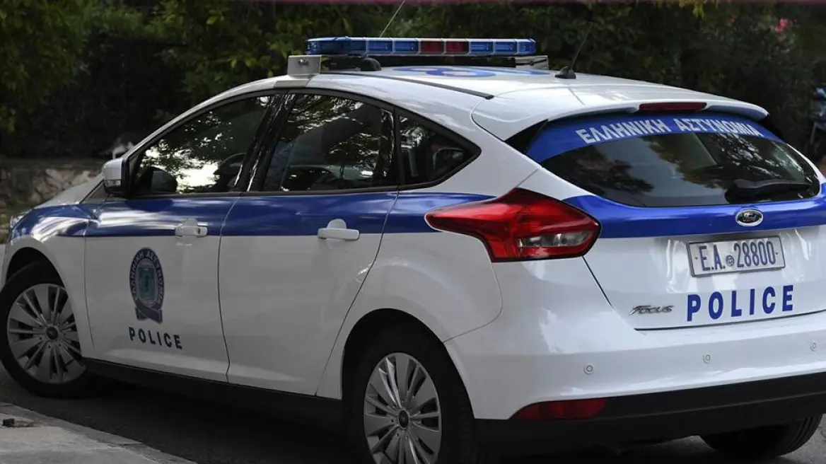 Έσπρωξαν βίαια πεζή και άρπαξαν την τσάντα της