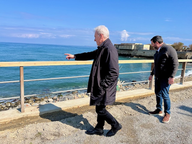 Αυτοψία Καλοκαιρινού στο σημείο εγκατάστασης των νέων προστατευτικών κιγκλιδωμάτων στην παραλιακή