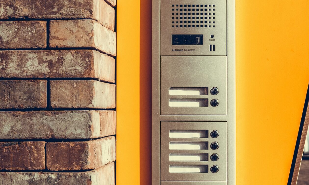 Σπείρα σπάει τα «ματάκια» στις πόρτες και «αδειάζει» σπίτια