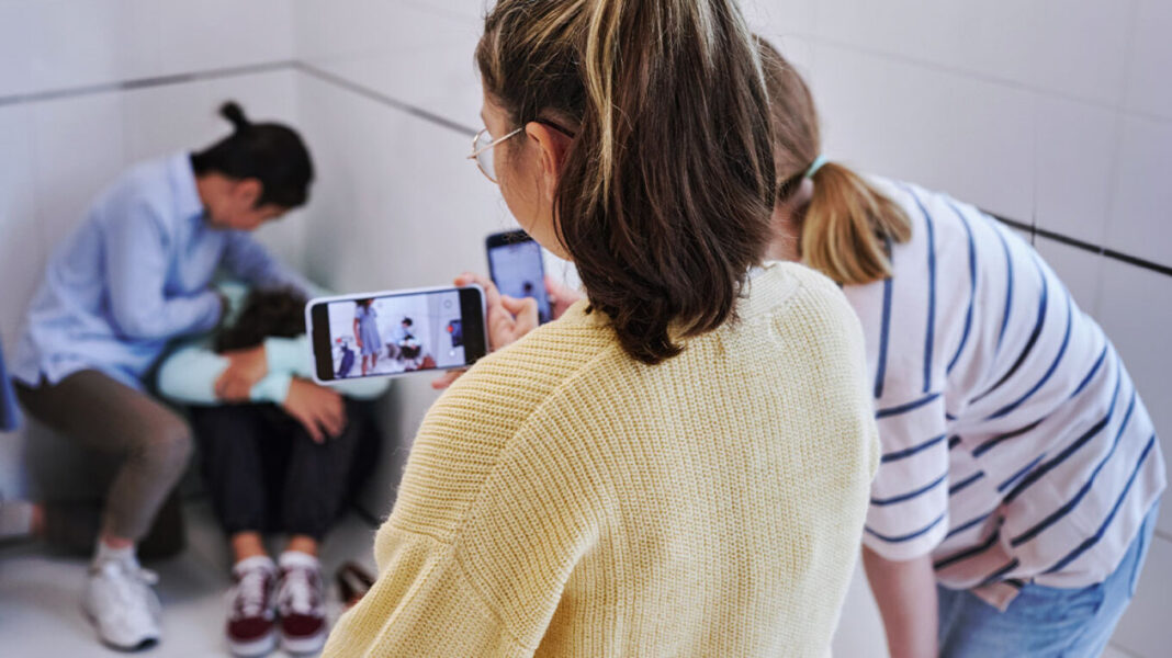 Ανήλικες χτύπησαν 17χρονη και βιντεοσκόπησαν τις πράξεις τους