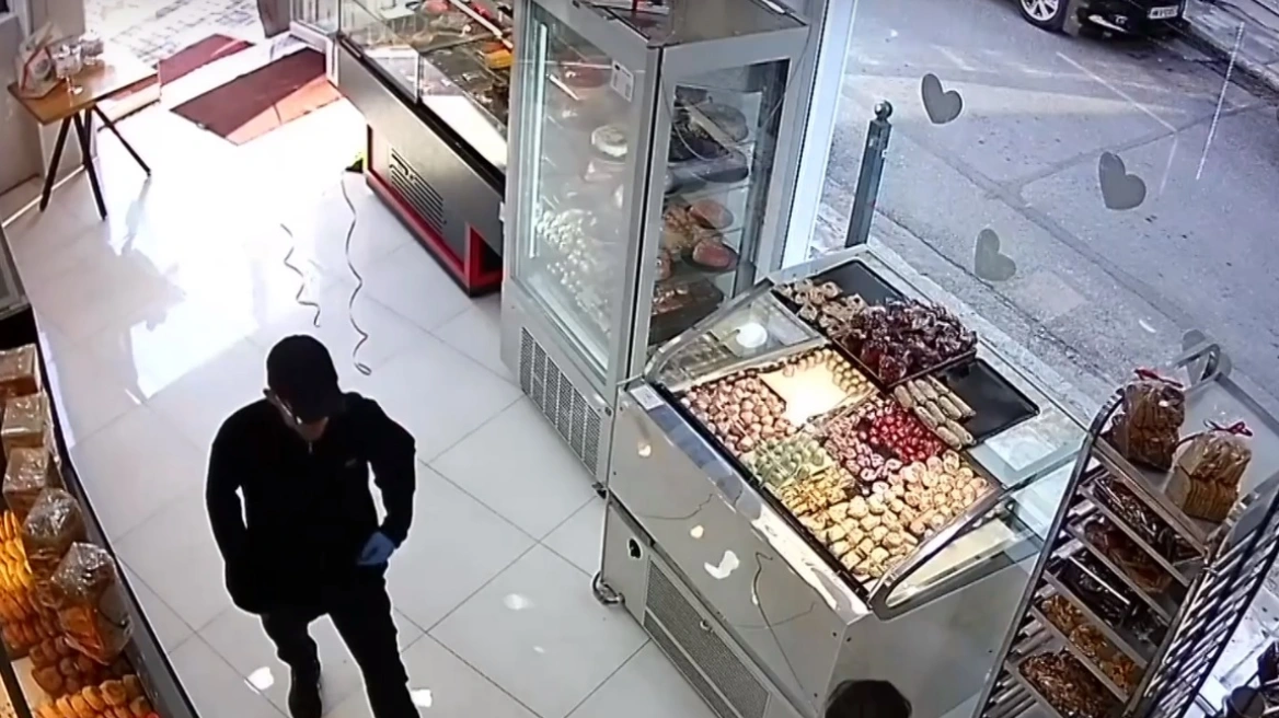 Καρέ-καρέ η ληστεία σε φούρνο – Ο δράστης απείλησε την υπάλληλο για να μη ζητήσει βοήθεια