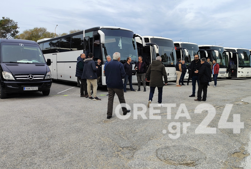 «Ο κλάδος μας καταρρέει» - Στους δρόμους οι οδηγοί τουριστικών λεωφορείων στην Κρήτη (εικόνες)