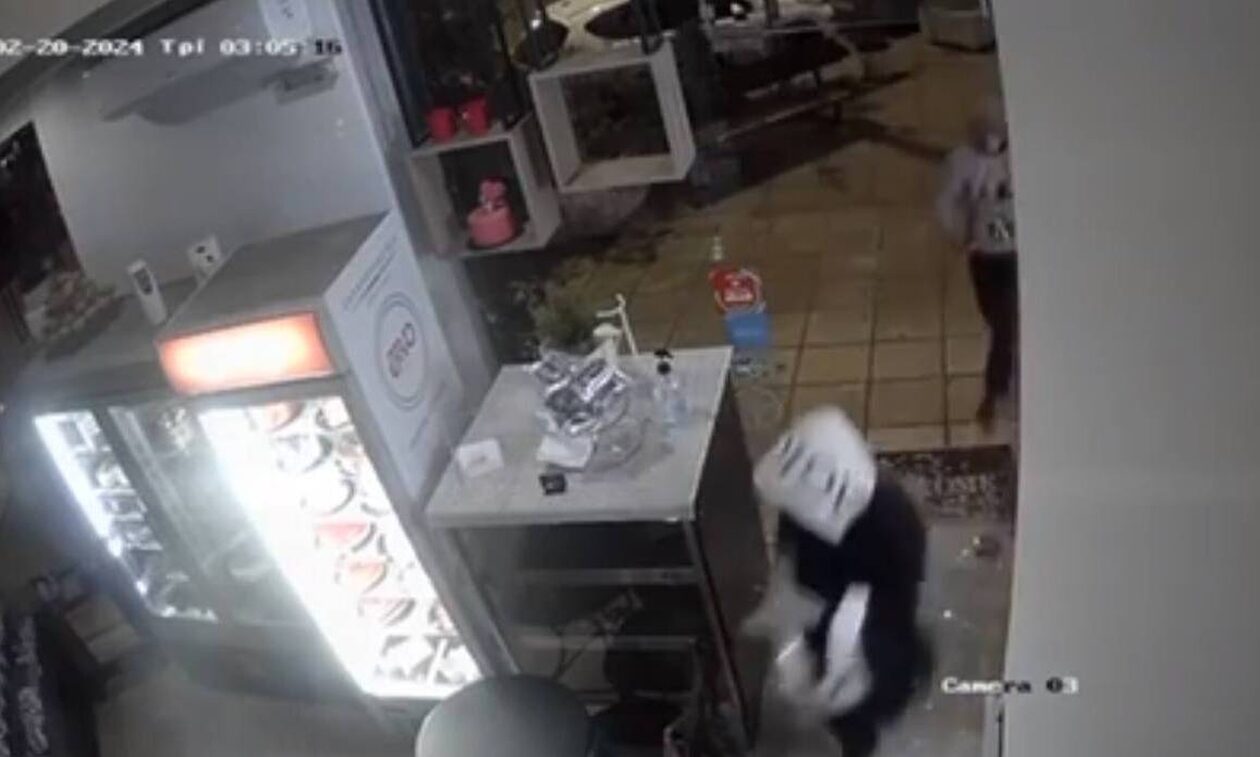 «Ποντικοί» λήστεψαν ζαχαροπλαστείο σε λιγότερο από ένα λεπτό - Καρέ καρέ η διάρρηξη