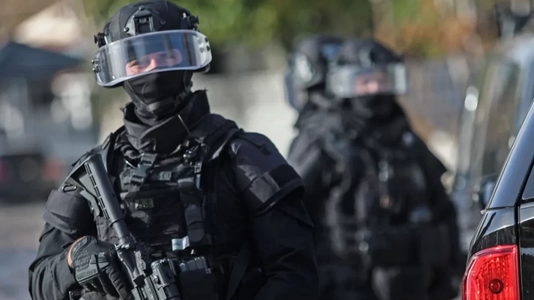 Επιχείρηση της Αντιτρομοκρατικής στην Αθήνα – Οκτώ προσαγωγές για την έκρηξη στα Πετράλωνα