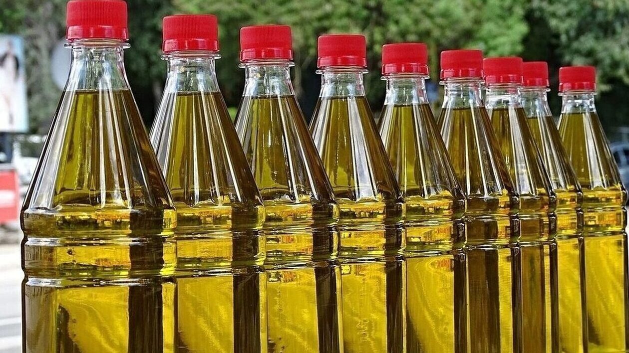 Συνελήφθησαν να κλέβουν από εστιατόριο 1.200 κιλά ηλιέλαιο και 510 κιλά ελαιόλαδο