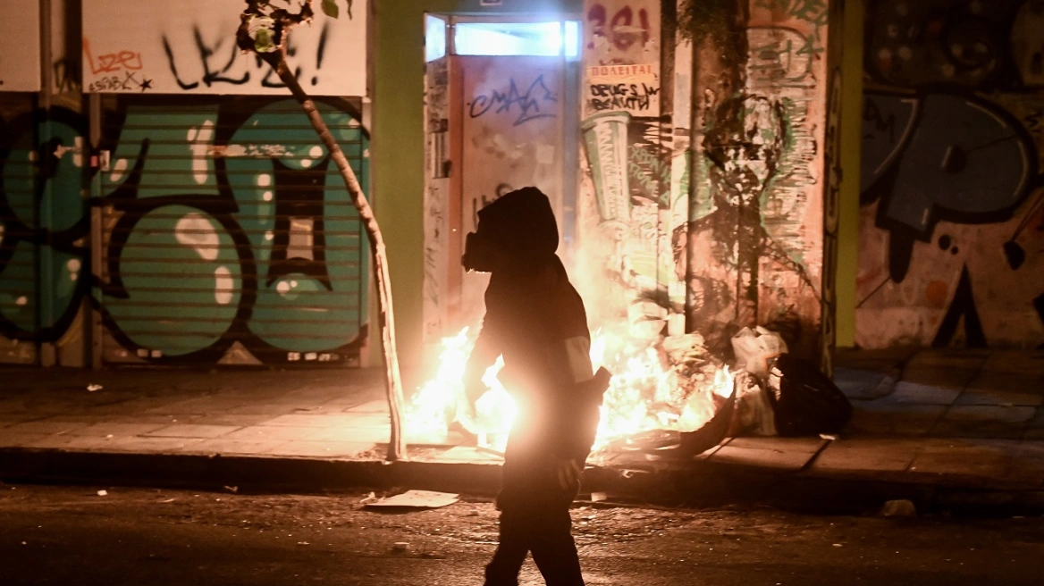 Επεισόδια τα ξημερώματα: 100 άτομα επιτέθηκαν με μολότοφ σε διμοιρία των ΜΑΤ