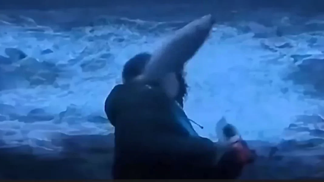 Viral βίντεο: Ψάρι «σκάει» στο πρόσωπο δημοσιογράφου κατά τη διάρκεια live μετάδοσης