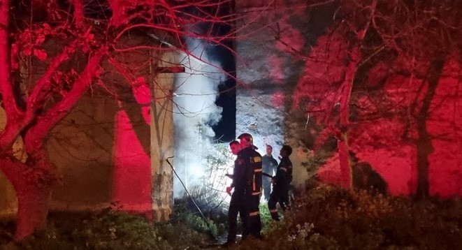 Κρήτη: Φωτιά σε εγκαταλελειμμένο κτίριο (εικόνες - βίντεο)