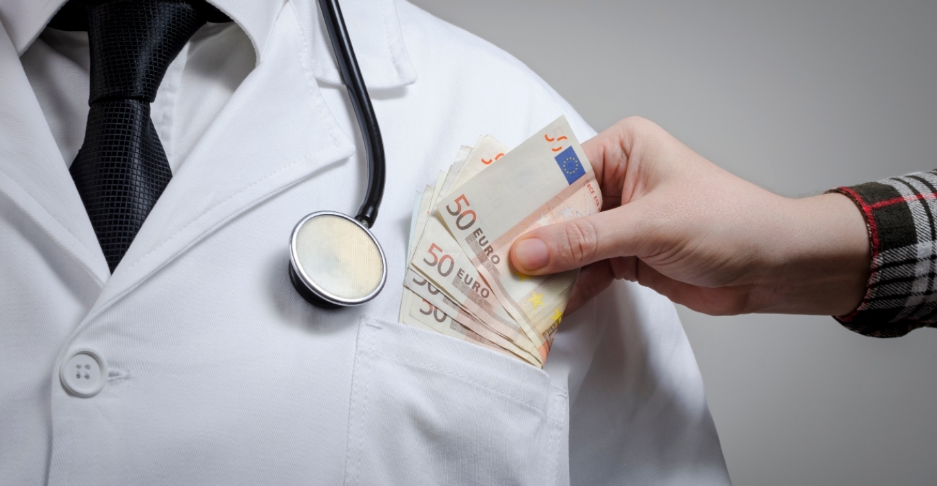 Δικάζεται ο γιατρός που κατηγορείται ότι ζητούσε φακελάκι από καρκινοπαθείς για επίσπευση χειρουργείου