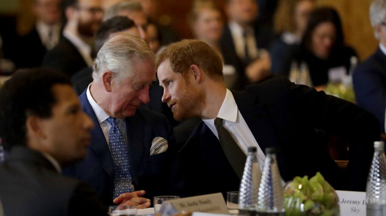 Επιστρέφει στη Βρετανία ο πρίγκιπας Χάρι μετά τη γνωμάτευση για τον Κάρολο