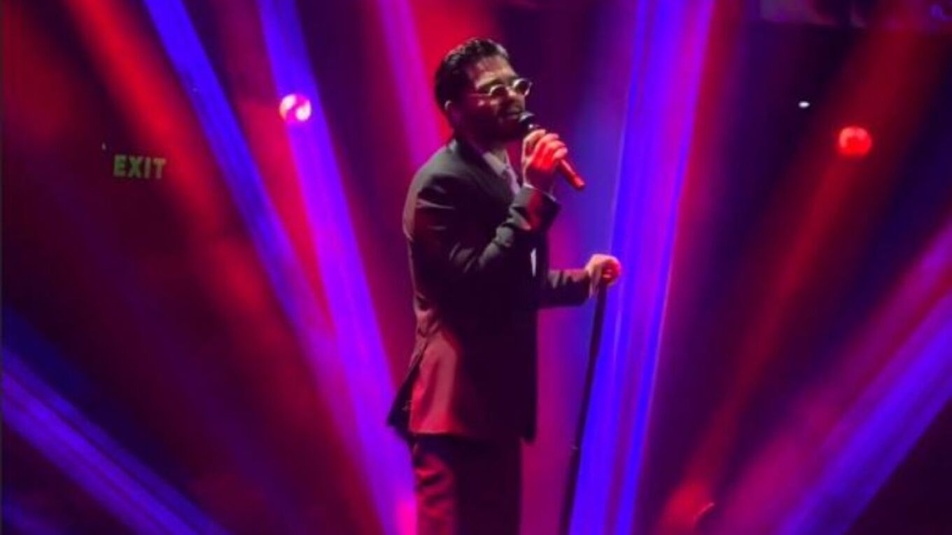 Χρήστος Μάστορας: Με γυαλιά ηλίου στη σκηνή μετά την περιπέτεια της υγείας του