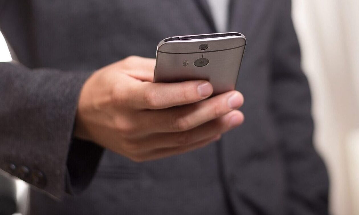 Γαλλία: Πόλη απαγόρευσε τη χρήση κινητών τηλεφώνων σε δημόσιους χώρους