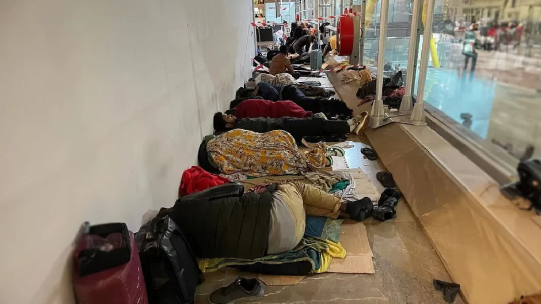 Ισπανία: Εκατοντάδες μετανάστες κοιμούνται στο αεροδρόμιο της Μαδρίτης - Συναγερμός για κοριούς και ανθυγιεινές συνθήκες
