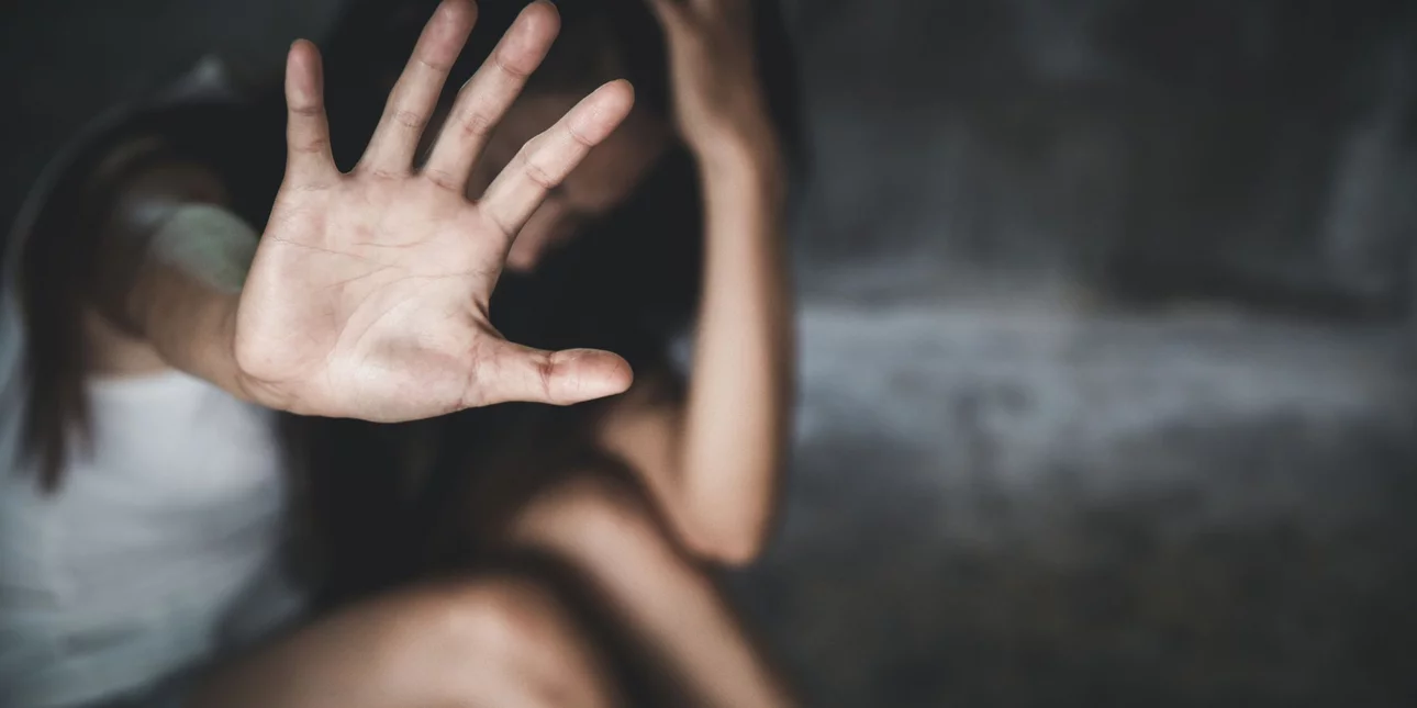 Βιασμός ανήλικης από τον παππού της: «Θέλω να μπει φυλακή με αυτή τη ρετσινιά», λέει ο πατέρας