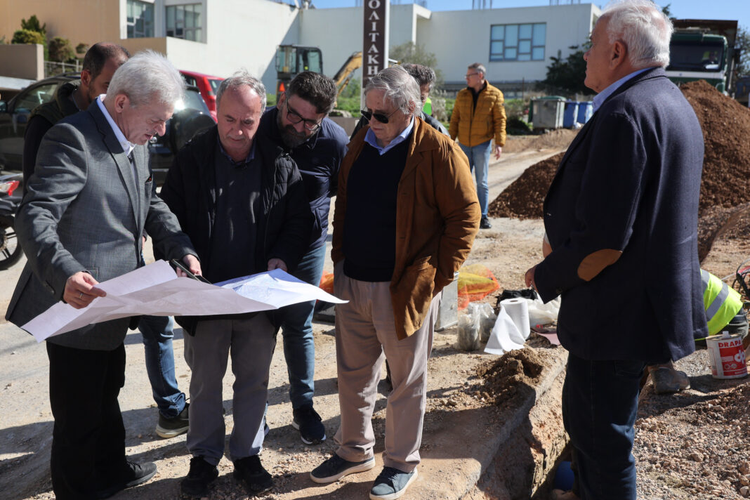 Στο εμβληματικό έργο της αντικατάστασης των δικτύων ύδρευσης ο Δήμαρχος Ηρακλείου Αλέξης Καλοκαιρινός