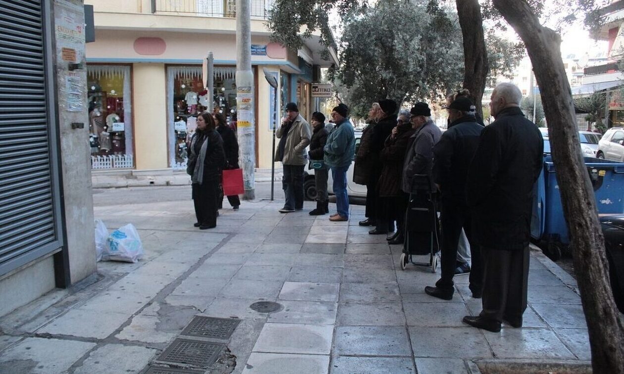 Τράπεζες: Θα μας παίρνουν χρήματα κάθε μήνα από τις καταθέσεις - Τι θα χάνουμε