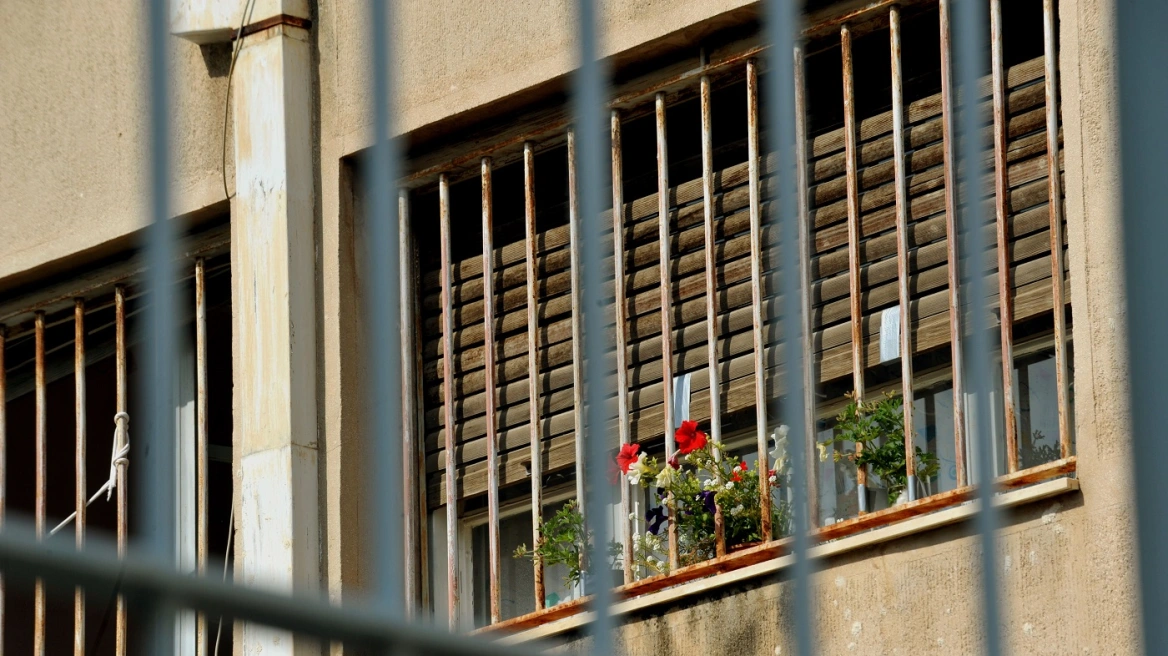 19χρονη κρατούμενη κατήγγειλε συγκρατούμενές της ότι ασέλγησαν σε βάρος της και τη χαράκωσαν