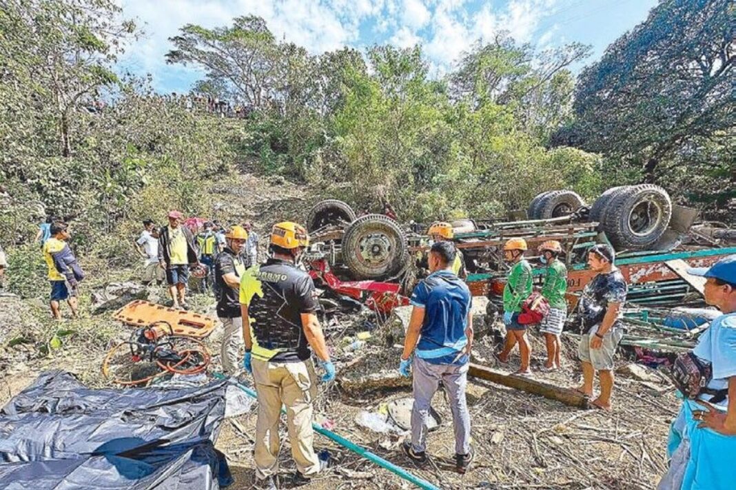 Φιλιππίνες: 14 νεκροί από την πτώση φορτηγού σε χαράδρα