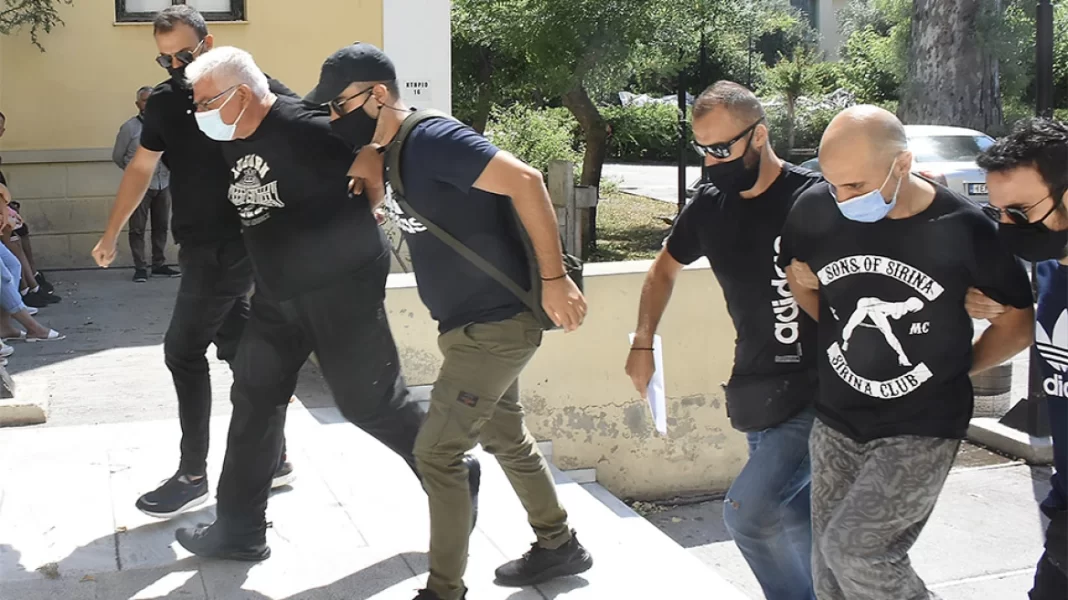 «Η Εισαγγελία έπραξε το καθήκον της», λένε οι δικηγόροι του μαστροπού αστυνομικού για τη δίωξη κατά της 19χρονης