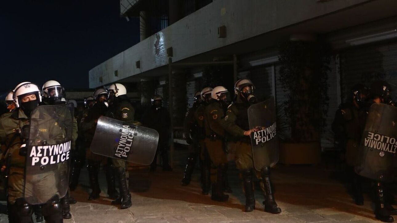 Σοβαρά επεισόδια τα ξημερώματα έξω από το ΑΠΘ και τη Γεωπονική Αθηνών – Κουκουλοφόροι έκαψαν οχήματα