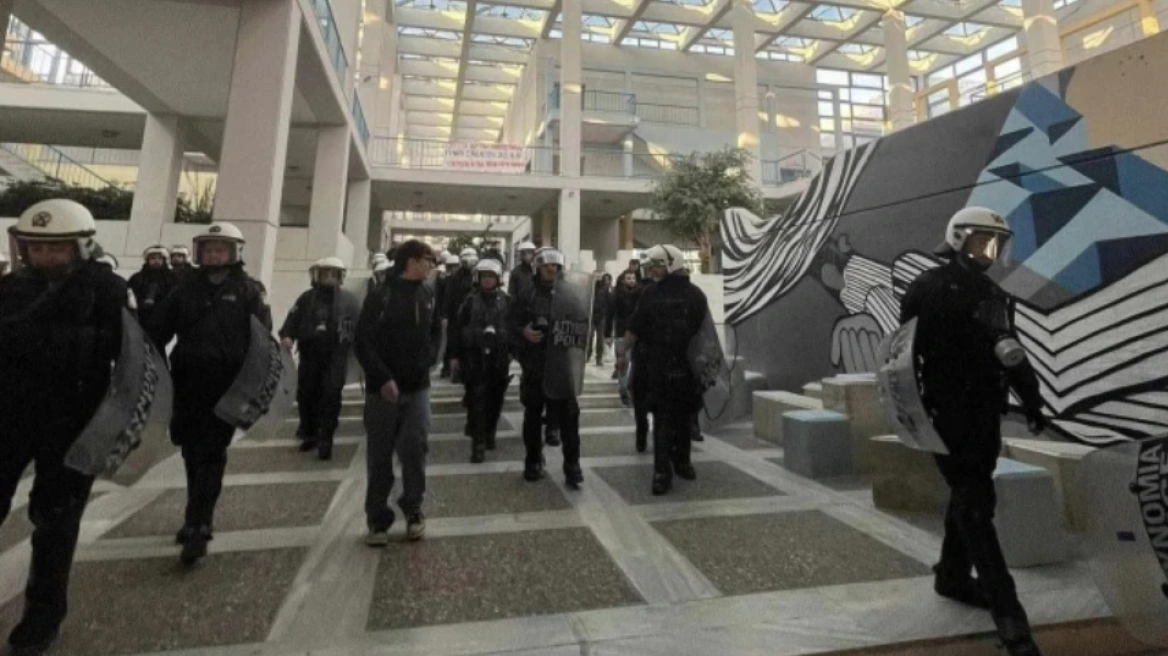 Κομοτηνή: Αστυνομική επέμβαση με 18 προσαγωγές στην κατάληψη της Νομικής στο Δημοκρίτειο Πανεπιστήμιο