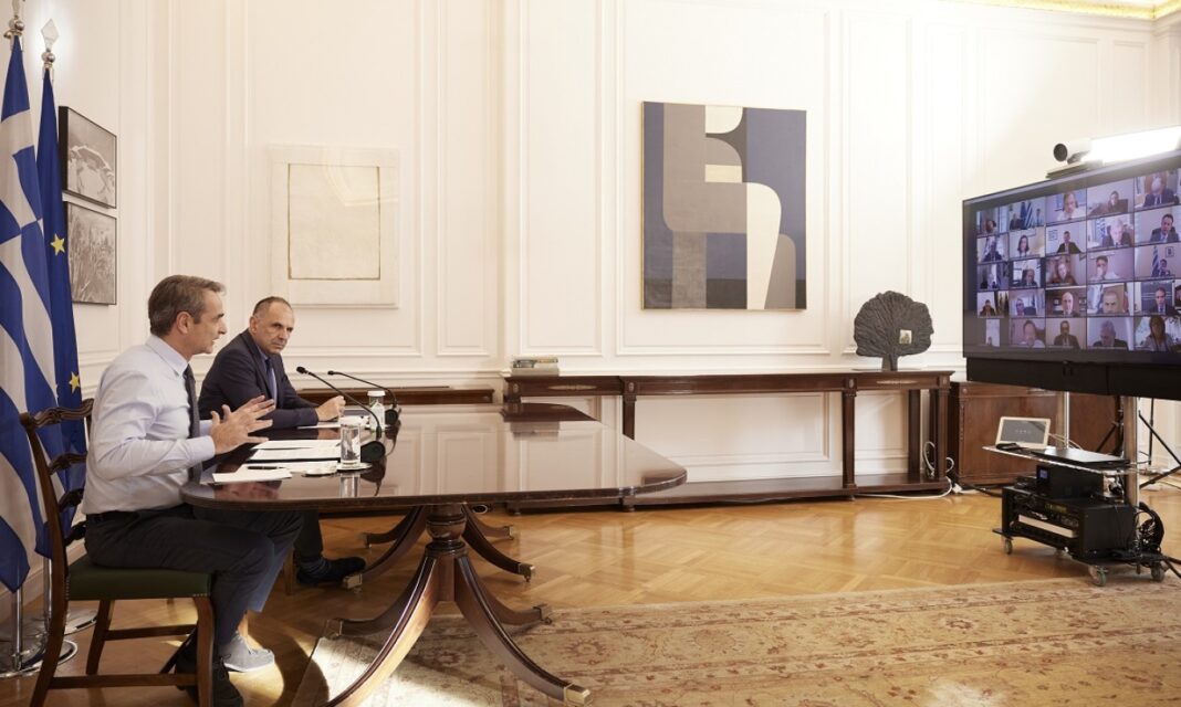 Μητσοτάκης: Τηλεδιάσκεψη με επικεφαλής των Πρεσβειών στο εξωτερικό - Η επιστολική ψήφος στο προσκήνιο