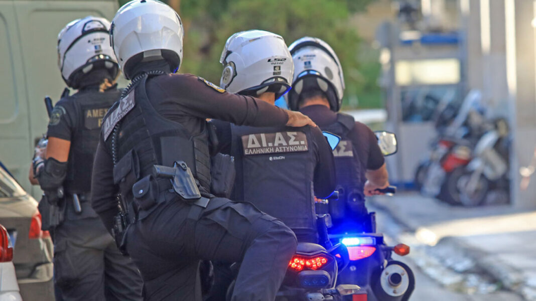 Επεισοδιακή σύλληψη νεαρών μετά τη διάρρηξη διαμερίσματος - Εγκλωβίστηκαν στην ταράτσα