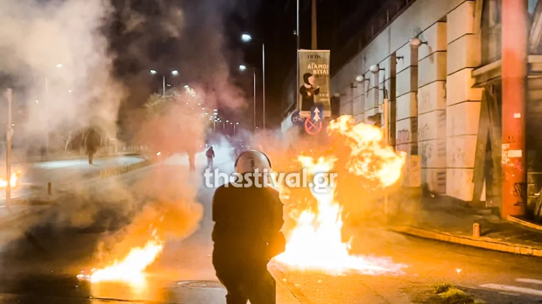 Θεσσαλονίκη: Οκτώ προσαγωγές μετά τις επιθέσεις κουκουλοφόρων με μολότοφ και πέτρες έξω από το ΑΠΘ