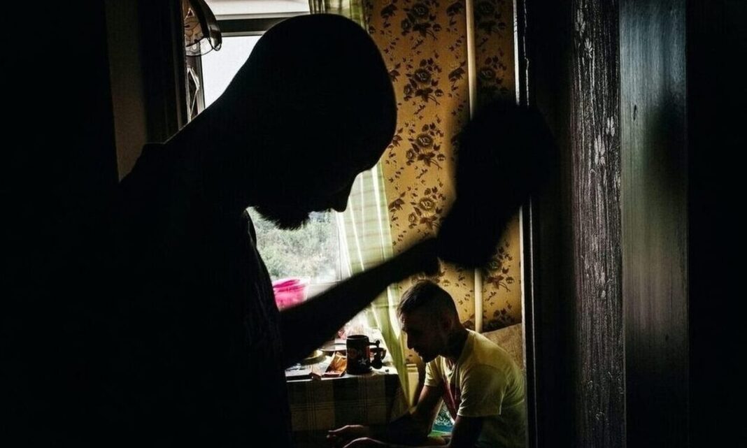 «Με έστειλε στο νοσοκομείο από τα χτυπήματα» - Μητέρα μήνυσε τον γιο της που έμπλεξε με τα ναρκωτικά