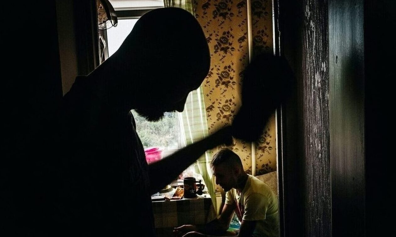 «Με έστειλε στο νοσοκομείο από τα χτυπήματα» - Μητέρα μήνυσε τον γιο της που έμπλεξε με τα ναρκωτικά