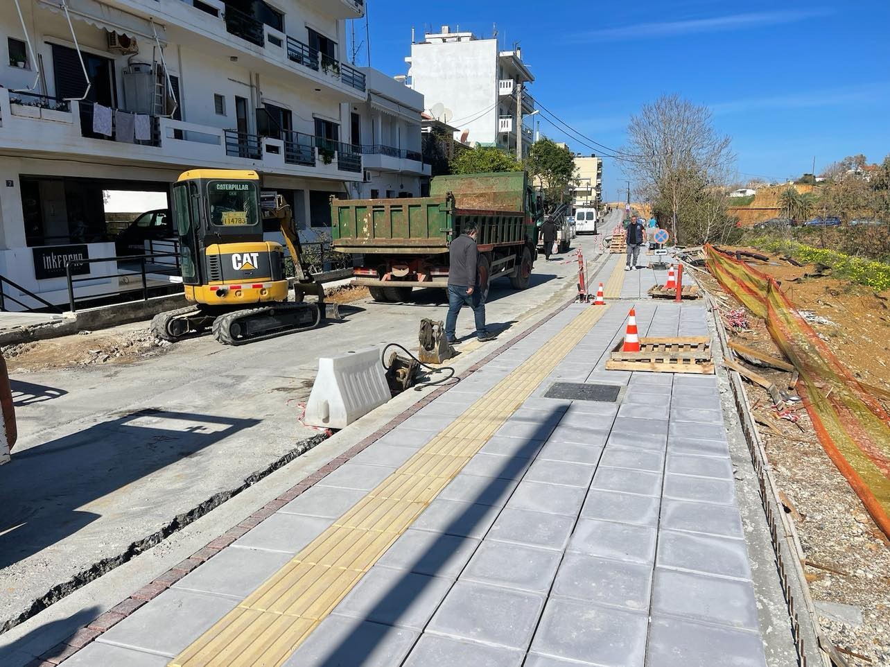 Συνεχίζονται πυρετωδώς οι εργασίες σε πεζοδρόμια των Χανίων
