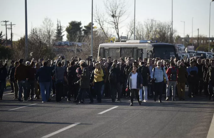 Εκατοντάδες πεζοί αγρότες έκλεισαν την εθνική οδό στο ύψος του κόμβου της Νίκαιας- Δείτε βίντεο και φωτογραφίες