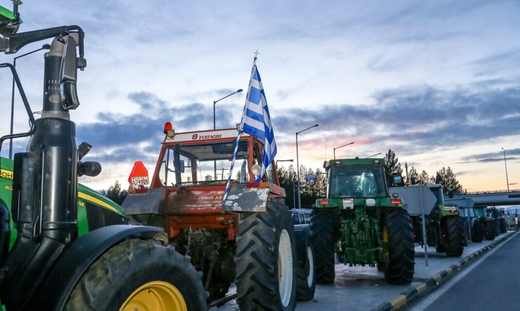 Αποχωρούν αγρότες από το μπλόκο στον Πλατύκαμπο με αιχμές