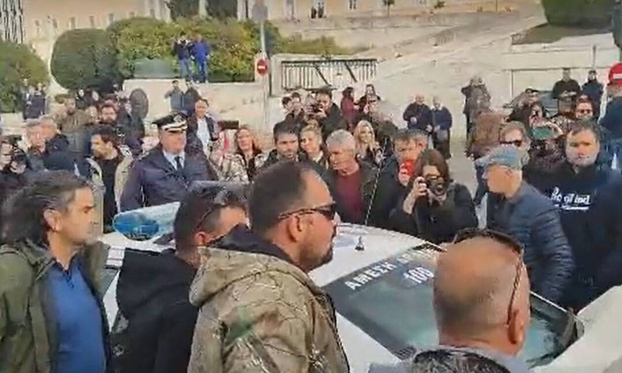 Αγρότες σπρώχνουν περιπολικό μπροστά στη Βουλή