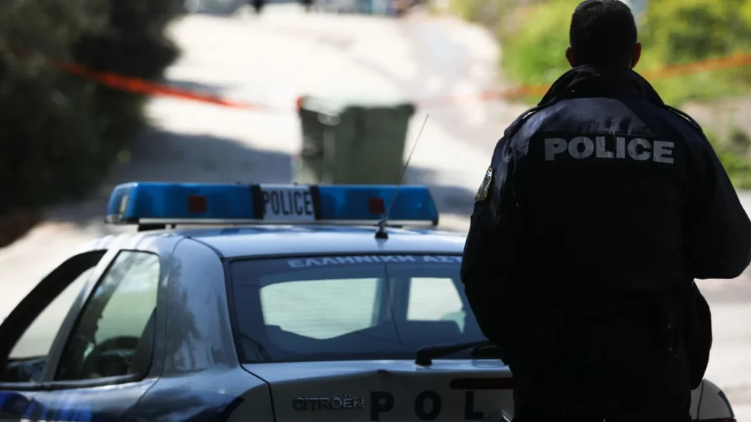 Αστυνομικός ταμπουρώθηκε σπίτι του - Σπεύδουν διαπραγματευτής και ψυχολόγος