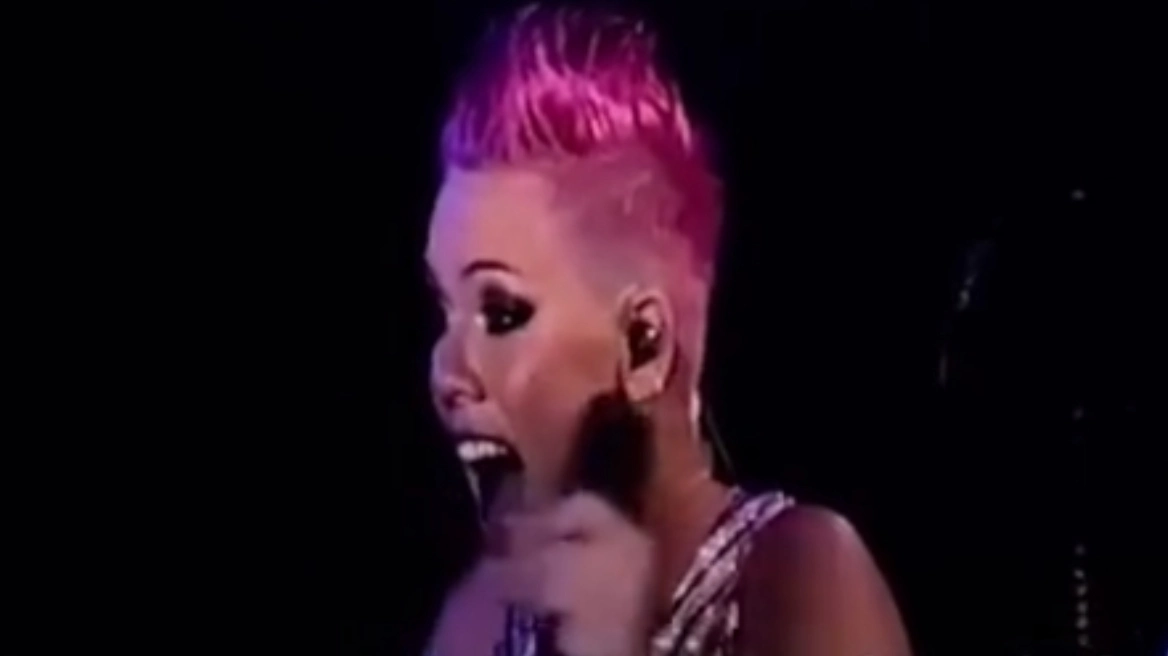 Pink: Έσπασαν τα νερά μιας ετοιμόγεννης γυναίκας σε συναυλία της – Η αμηχανία της ποπ σταρ