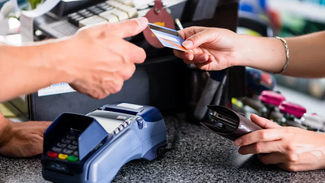 Αντίστροφη μέτρηση για τη διασύνδεση ταμειακών μηχανών με POS – Πρόστιμα φωτιά σε όσους δεν θα συμμορφωθούν