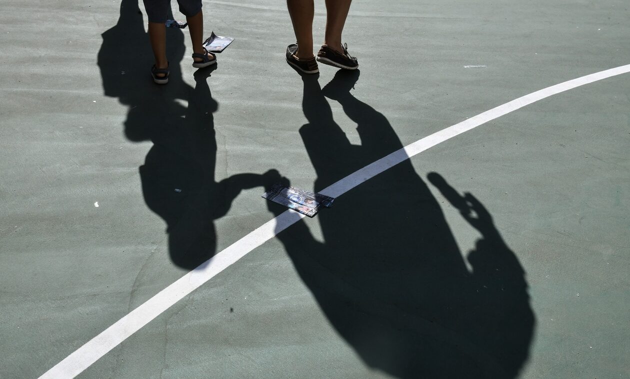 Δύο 15χρονοι χτυπούσαν με μανία έναν 13 χρόνο