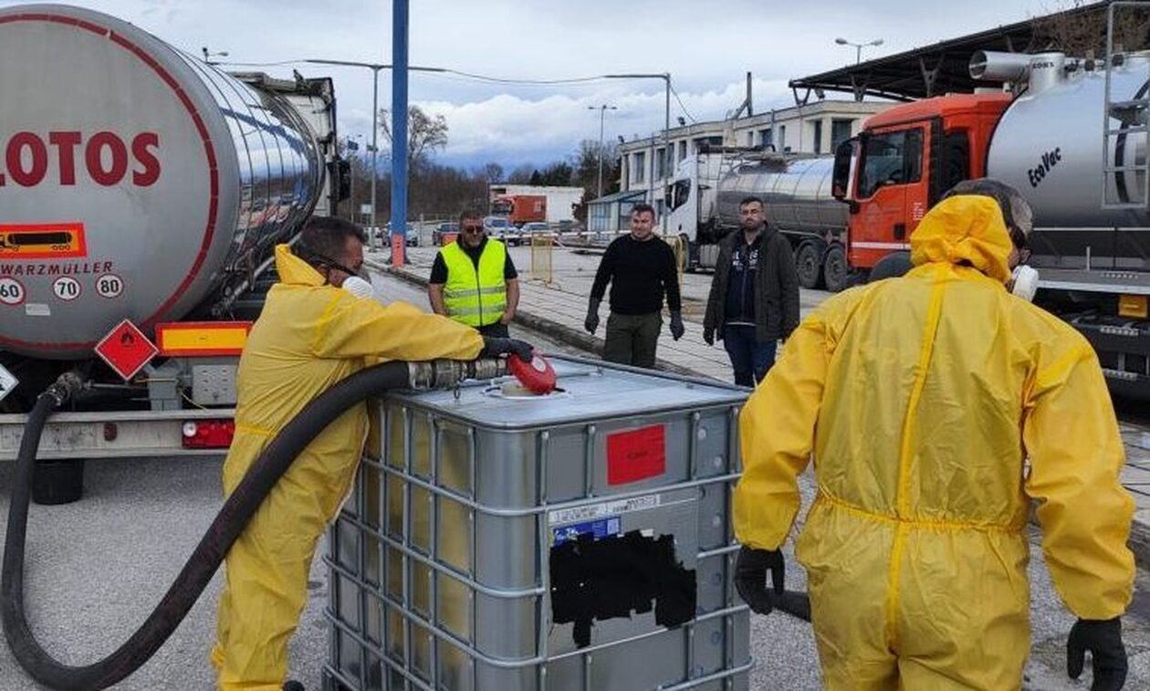 Κατασχέθηκαν δυο βυτιοφόρα - Πήγαν να περάσουν με εύφλεκτο υλικό ενώ είχαν διαρροή