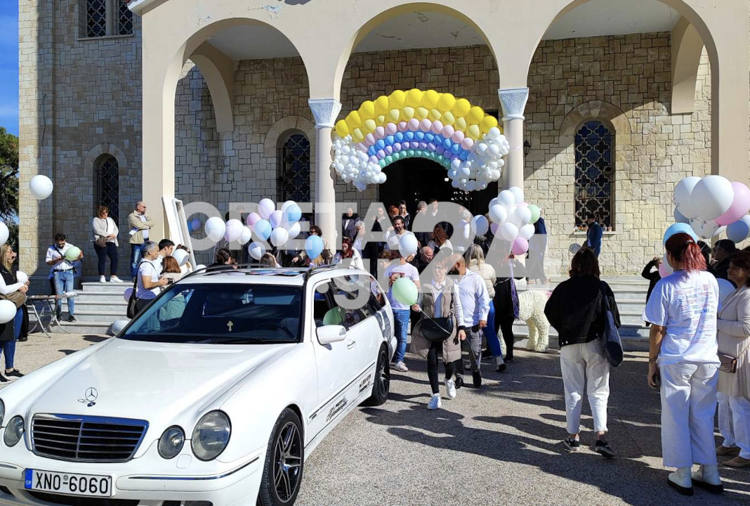 Kρήτη: Ντυμένοι στα λευκά αποχαιρέτησαν τη Ραφαέλα