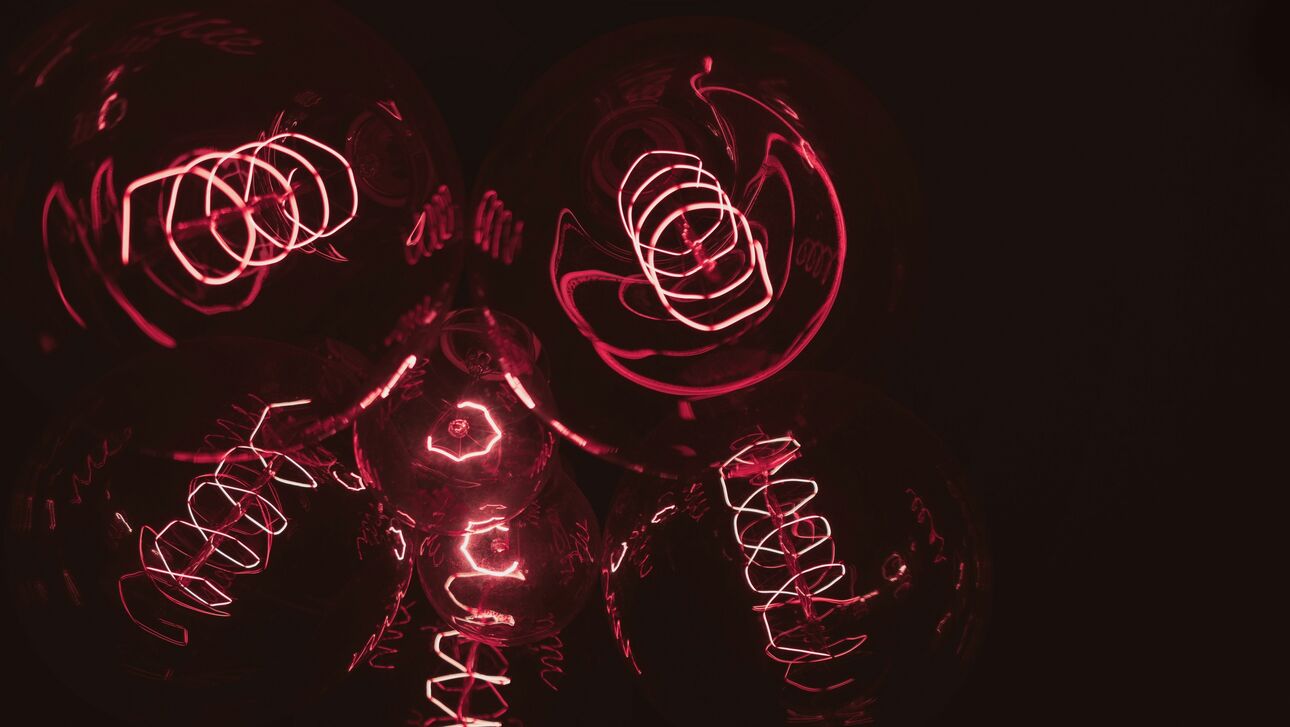 Τιμολόγια ρεύματος: Όσα χρειάζεται να γνωρίζετε για τις νέες τιμές και τα 6μηνα συμβόλαια