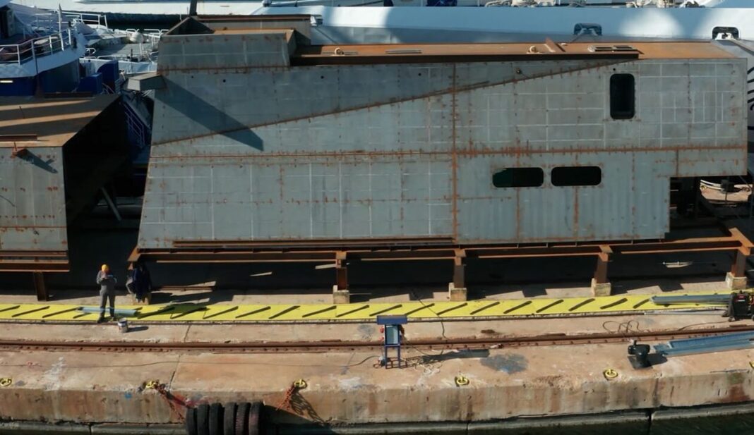 Στη Γαλλία τα τμήματα της ελληνικής φρεγάτας «Φορμίων» που κατασκευάστηκαν στα ναυπηγεία Σαλαμίνας