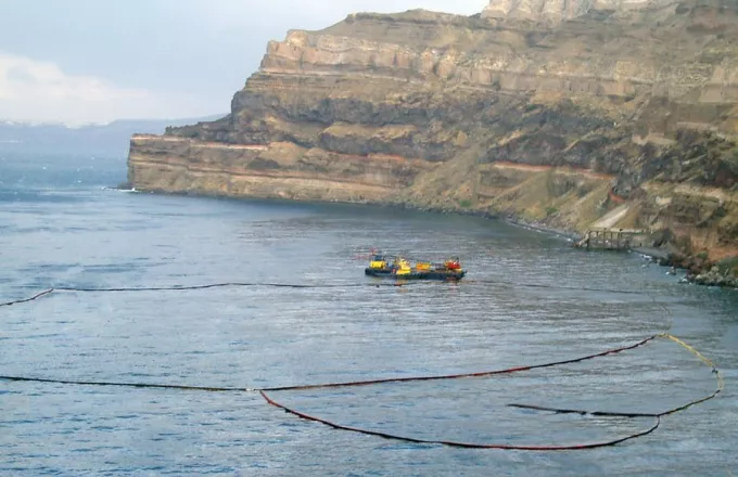 Κάτοικοι της Σαντορίνης για το ναυάγιο του Sea Diamond: «Από το 2007 παραμένει ως οικολογική βόμβα στο βυθό της καλντέρας»