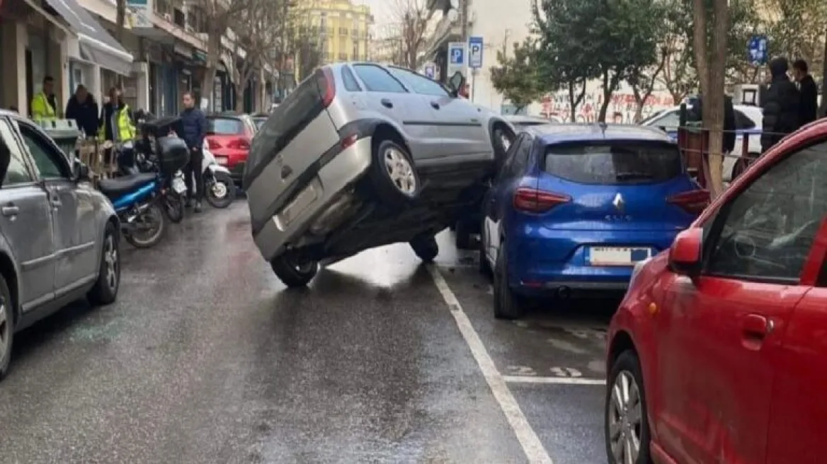 ΙΧ «προσγειώθηκε» σε σταθμευμένα αυτοκίνητα