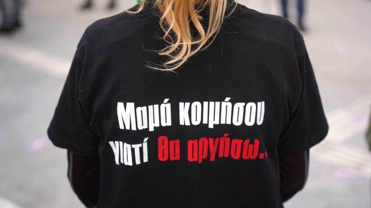 Κόκκινα μπαλόνια και πανό με συνθήματα που ζητούν δικαίωση – Διαδηλώσεις για τα Τέμπη